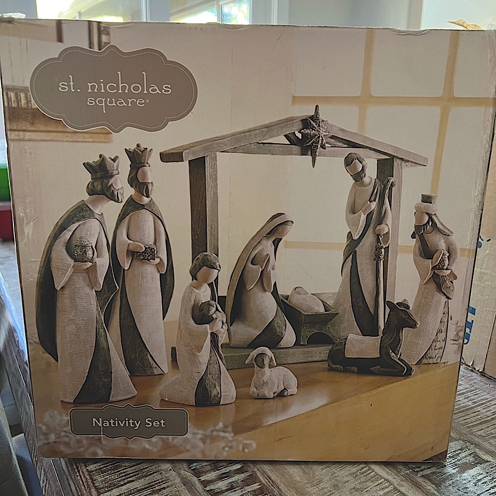 St. Nicholas Square 10 piece nativity / crèche